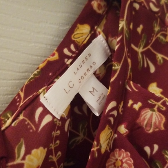 Beautiful, floral short top! - Picture 3 of 4